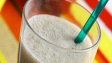 Vitamina de Ades com maçã e banana