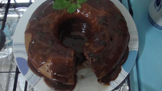 Bolo de chocolate com calda de mel e hortelã