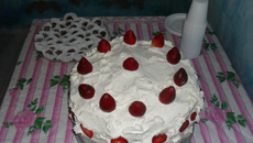 Bolo de morangos com chantilly