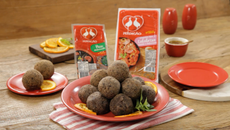 Bolinho de feijoada com linguiça paio defumada