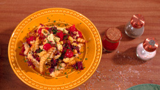 Batata na manteiga de garrafa com carne-seca e queijo coalho