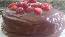 Bolo sensação chocolate e morango