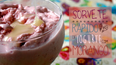 Sorvete de iogurte com morango