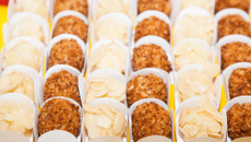 Coxinha de brigadeiro branco com recheio de morango