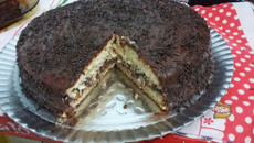 Bolo de baunilha com recheio de chocolate