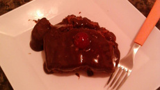 Bolo de chocolate e cereja gelado