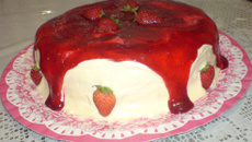 Bolo de morango e pêssegos