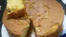 Bolo de fubá casadinho de queijo com goiabada