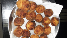 Bolinha de queijo e frango
