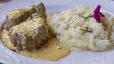 Filé mignon ao molho de mostarda com risoto de alho-poró