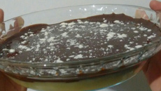 Brigadeiro de ninho na travessa com ganache