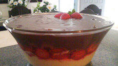 Pavê de chocolate meio-amargo com morangos