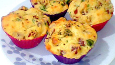 Muffins de lingüiça, queijo e azeitonas pretas