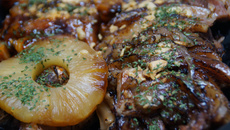 Pernil assado com abacaxi