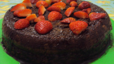 Bolo de chocolate com  morango
