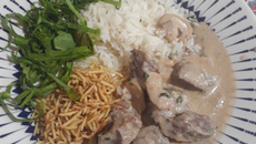 Estrogonofe de vinho tinto e champignon