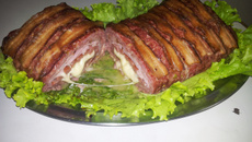 Rocambole de carne moída com linguiça