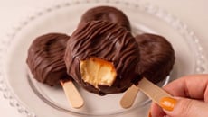 Picodim, o picolé de pudim no palito coberto de chocolate crocante por fora e macio por dentro