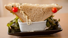 Sanduíche natural de frango bem temperado