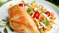 Filé de frango grelhado com salada de macarrão integral