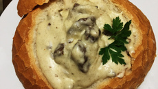 Filé ao molho gorgonzola no pão italiano