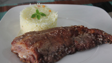 Costelinha de Porco no Mel e Sal Grosso