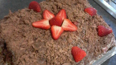 Bolo de morango com raspas de chocolate