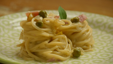 Macarrão com molho de requeijão e maionese