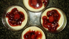 Creme inglês com geleia de morango
