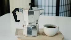 Café na cafeteira italiana do jeito certo direto no fogão e sem vazar