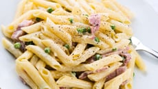 Penne ao molho branco à parisiense com presunto e ervilha