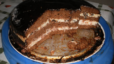 Torta de pão de mel com recheio de morango e ameixa preta