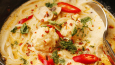 Filé de merluza assado com leite de coco