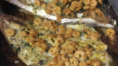 Peixe assado com farofa de camarão