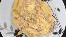 Penne ao molho branco com iscas de filé mignon e champignon