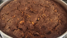 Bolo de maçã, nozes e damasco