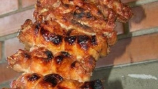 Coxa e sobrecoxa com bacon