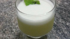 Suco detox de abacaxi com hortelã