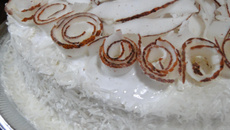 Bolo de coco com ameixa