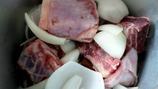 Costela na pressão com cebolas