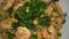 Camarão flambado na cachaça ao molho de maracujá