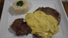 Bife ao molho de mostarda