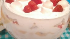 Sobremesa de suspiro com morango