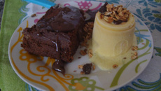 Bolo cremoso com sorvete e calda quente da Dani