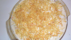 Batata com frango coberta com molho branco e batata palha