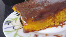Bolo de cenoura cremoso com cobertura tipo danete