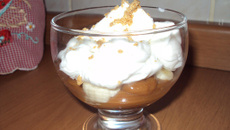 Taça de banana com chantilly