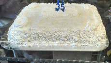 Bolo de aniversario com recheio de doce de abacaxi e cocada