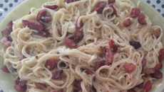 Macarrão ao molho branco (com alho, bacon e calabresa)