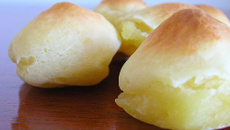 Mini pão com queijo fundido